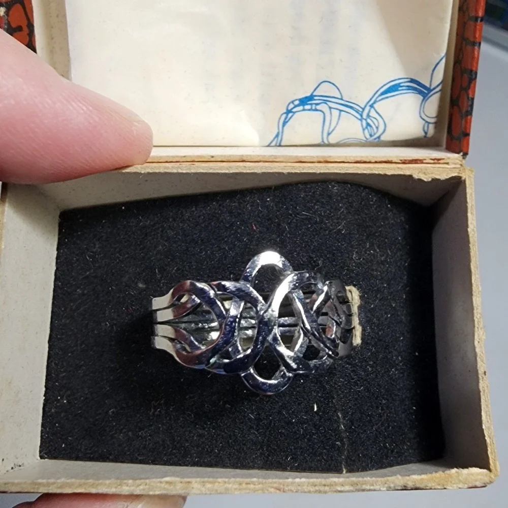 VTG Puzzle Ring Made in Japan Silver Tone 4 Band Interlocking Novelty with Box